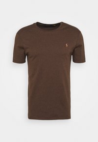 Brun bomullströja med klassisk rundhals, korta ärmar och en liten broderad logotyp på vänster bröst. Mjuk textur, vanlig passform.