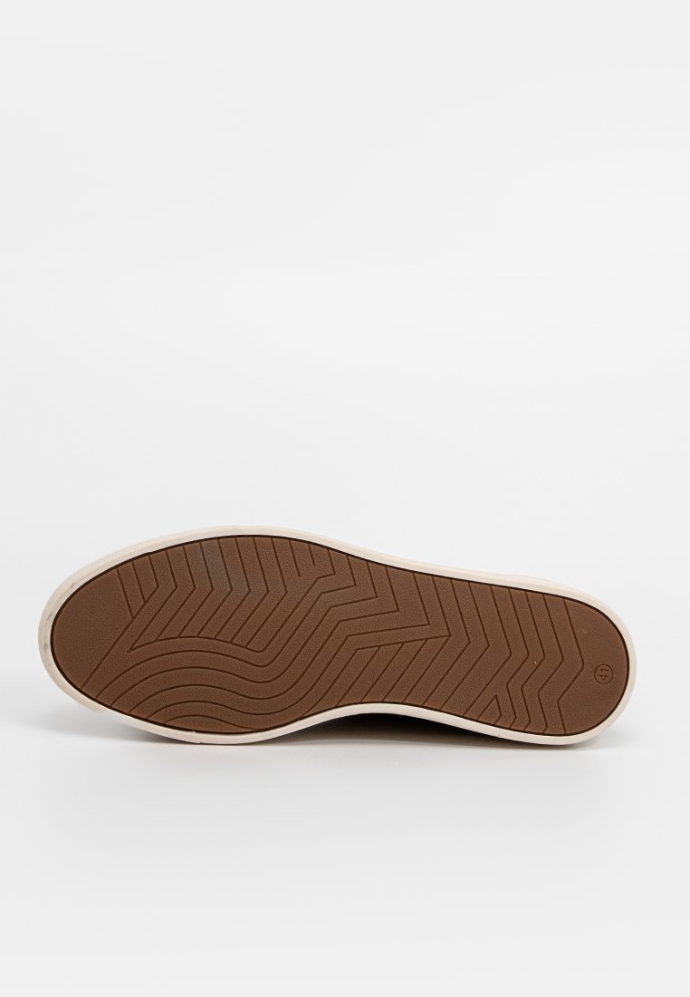 Braune Gummisohle mit strukturiertem Zickzack- und Wellenprofil, Größe 41, nahe der Ferse gekennzeichnet, vor einem schlichten weißen Hintergrund.