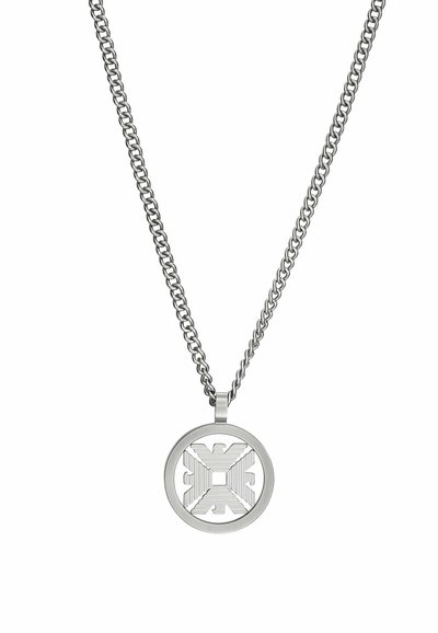 Silberkette mit doppelter Kette und kreisförmigem Anhänger, der ein strukturiertes, durchbrochenes Muster aufweist, das in der Mitte an ein 'X' erinnert.