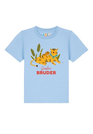 Himmelblaues T-Shirt mit kurzen Ärmeln, das eine bedruckte Grafik von zwei Tigern mit einem grünen Blatt-Hintergrund und dem Text "Großer Bruder" in Rot zeigt.