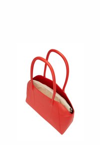 Rode tote bag van glad synthetisch materiaal, met twee stevige handvatten en een lichte binnenkant met een ritsluiting.