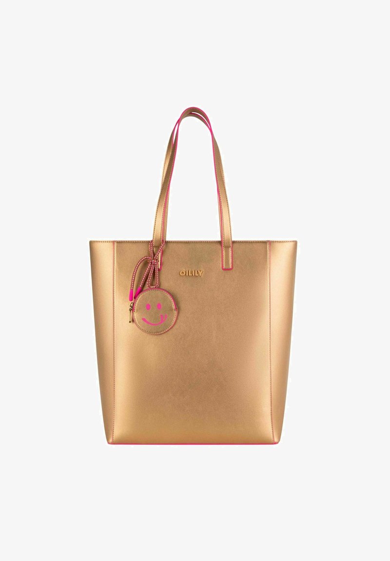 Sac fourre-tout en métal doré avec des accents roses. Dispose de deux anses pour l'épaule et d'un charm en forme de cercle avec un visage souriant. Texture lisse.