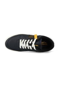 Baskets en cuir bleu marine avec lacets blancs, bout arrondi et surface texturée. Présente une étiquette jaune et un logo sur le côté pour le branding.