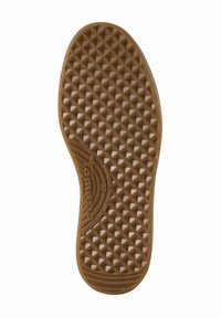 Semelle de chaussure en caoutchouc avec un motif texturé en triangles, de couleur brun clair. Des détails de marque et de modèle sont visibles.