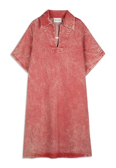 Rode acid-wash jurk met korte mouwen, open kraag en V-hals, gemaakt van zachte katoen.