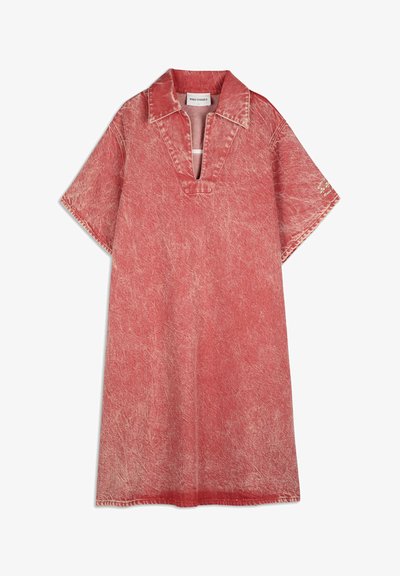 Rode acid-wash jurk met korte mouwen, open kraag en V-hals, gemaakt van zachte katoen.