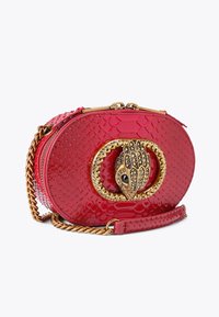 Borsa a tracolla in faux pelle di serpente rossa con una chiusura circolare dorata che presenta un design a mano, una tracolla a catena e una superficie lucida e testurizzata.
