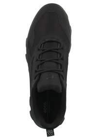 Czarne buty sportowe z siateczkowej cholewki, grubą gumową podeszwą i kontrastującymi, teksturowanymi akcentami. Wyposażone w sznurówki i pętelkę z tyłu.