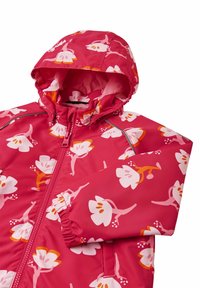 Veste de pluie rouge avec capuche, ornée de motifs floraux roses et oranges. Comprend des poignets élastiques et une fermeture éclair sur le devant. Matériau imperméable.