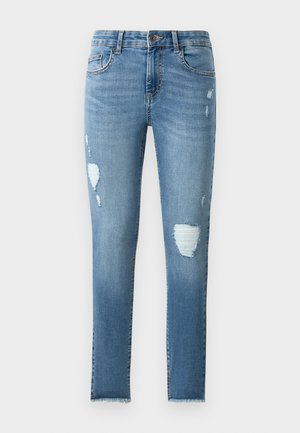 Smaljean med lys blå denim, med slitte lapper, falmede områder og frynsete kanter. Har en tradisjonell fem-lommers design.