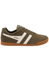 Sneaker verde in suede con accenti bianchi e marroni, suola in gomma texturizzata e logo laterale. Design con lacci e profilo basso.