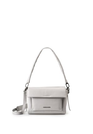 Weiße rechteckige Lederhandtasche mit einer vorderen Klappentasche, abnehmbarem Schulterriemen und kurzem Griff.