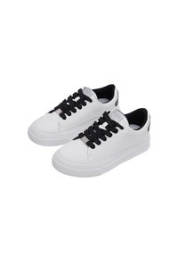 Bílé tenisky s hladkým koženým povrchem, černými tkaničkami a polstrovaným černým interiérem. Disponují klasickým nízkým designem a jemným brandingem.