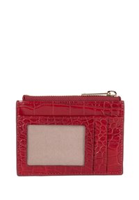 Portafoglio rosso con stampa a coccodrillo, chiusura con zip, finestra ID trasparente, diversi scomparti per carte e superficie testurizzata. Zip in tonalità dorata.