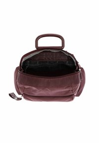 Sac bordeaux avec un extérieur texturé, un zip en haut et une poignée robuste. L'intérieur présente une doublure grise et plusieurs compartiments pour l'organisation.
