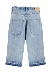 Shorts de mezclilla azul claro con un dobladillo deshilachado, dos bolsillos traseros y una etiqueta de marca de cuero en la cinturilla. Diseño clásico de corte recto.