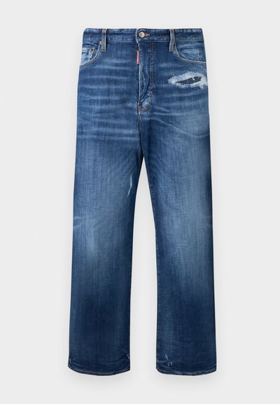 Μπλε τζιν παντελόνι με άνετη εφαρμογή, κουμπί μπροστά και φερμουάρ, ελαφριά φθορά στο επάνω δεξί μηρό και κλασικός σχεδιασμός με πέντε τσέπες.