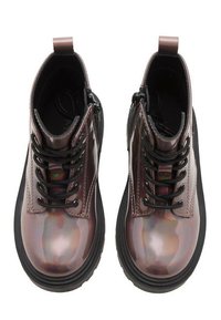 Stivali alla caviglia in bronzo metallico con lacci neri, suola in gomma texturizzata, chiusura con zip laterale e linguetta sul tallone. Superficie liscia e lucida.