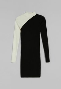 Robe côtelée avec un design asymétrique, une manche noire et une manche crème. Col haut. Texture lisse, silhouette ajustée.