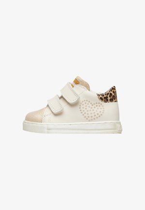 Sneaker bianchi per bambini con due strap in velcro, dettagli metallici dorati, un motivo a forma di cuore e un tallone in stampa leopardata. Suola in gomma.