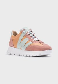 Zapatilla con una paleta de colores pastel en tonos rosa, naranja y verde menta, fabricada en ante y cuero. Punta redondeada, suela de goma blanca y diseño con cordones.