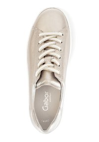 Beige synthetische sneaker met gestructureerd oppervlak, ronde neus en platte witte zool. Voorzien van crèmekleurige veters en een gelabelde binnenzool.