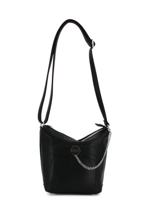 Borsa a spalla sintetica nera con un accento in catena argentata, chiusura con zip e una patch con logo, caratterizzata da un design curvo e una tracolla regolabile.