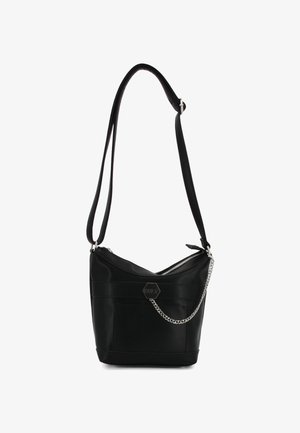 Borsa a spalla sintetica nera con un accento in catena argentata, chiusura con zip e una patch con logo, caratterizzata da un design curvo e una tracolla regolabile.