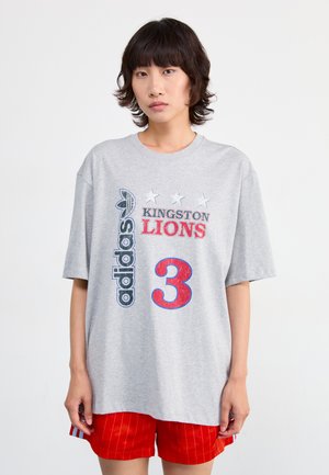 Graues, überdimensionales T-Shirt mit kurzen Ärmeln, das das "adidas"-Logo, den Text "KINGSTON LIONS" in Rot und Blau sowie ein großes Design der Zahl "3" zeigt.