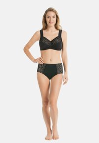 Czarny koronkowy biustonosz i figi z wysokim stanem zdobią kwiatowe koronkowe wykończenia na brzegach, miękka tkanina oraz gładkie wykończenie.