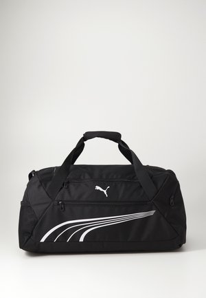 Sort duffel bag med hvid Puma-logo og buet striber design. Har to top håndtag og flere lynlåslommer.
