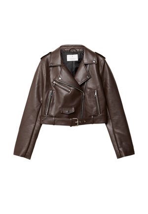 Giacca da motociclista in pelle marrone scuro tagliata, con zip asimmetrica, tre tasche con zip, colletto a scatto e vita con cintura su sfondo bianco.