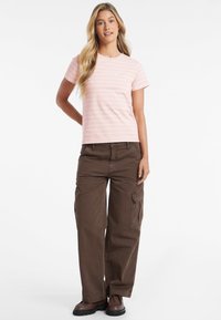 Guess Jeans STRIPED - Marškinėliai su spaudiniu - mehrfarbe rose