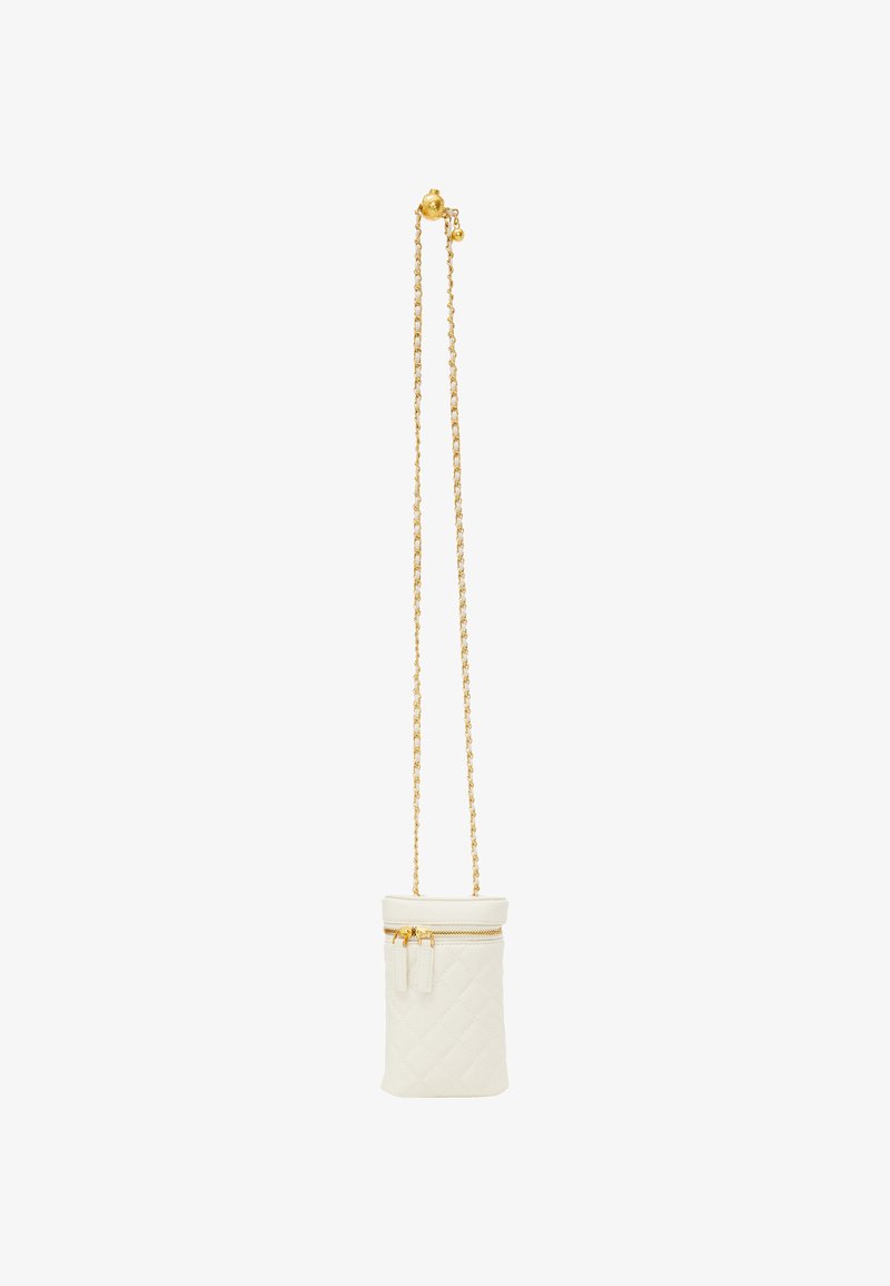 Witte gewatteerde tas met een gouden kettingband, voorzien van een ritssluiting en twee ritstrekkers. Compacte cilindrische vorm, gladde textuur.