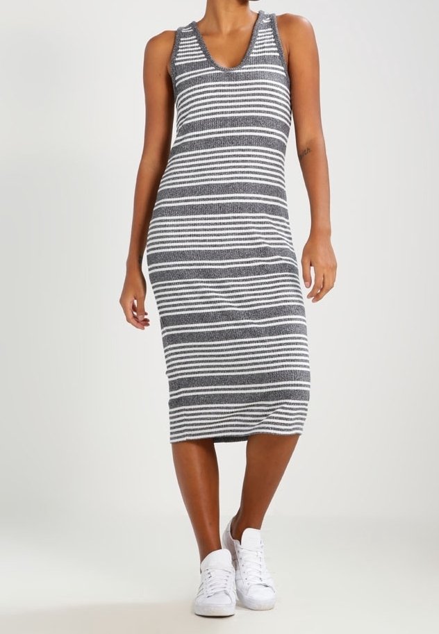 Robe midi sans manches à rayures grises et blanches, avec un col en scoop et une texture côtelée, assortie à des baskets blanches.