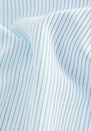 Jasnoniebieska tkanina z cienkimi pionowymi paskami w kontrastującym odcieniu niebieskiego. Gładka tekstura, lekki połysk i lekkie, przewiewne wrażenie.