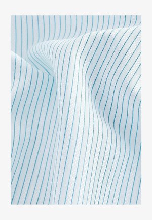 Svetlo modra tkanina z finimi navpičnimi črtami v kontrastni modri barvi. Gladka tekstura, rahlo sijajna in lahkotna, zračna videz.