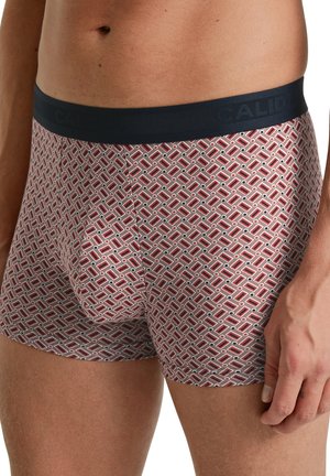 Boxershorts mit einem geometrischen roten und blauen Muster, weichem Stoff, elastischem Bund mit "CALIDA"-Branding und körpernaher Passform.
