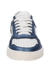 Weißer Sneaker mit navyblauen metallischen Akzenten, perforierter Zehenbox und weißen Schnürsenkeln. Dicke Gummisohle mit strukturiertem Muster für Halt.