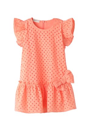Robe corail avec des manches courtes à volants, motif à pois et un accent en nœud à la taille. Jupe évasée avec un ourlet froncé. Fermeture éclair au dos.