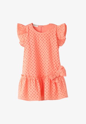 Korallenfarbendes Kleid mit kurzen Rüschenärmeln, gepunktetem Muster und einer Schleifenakzent an der Taille. Ausgestellter Rock mit gerafftem Saum. Reißverschlussverschluss hinten.