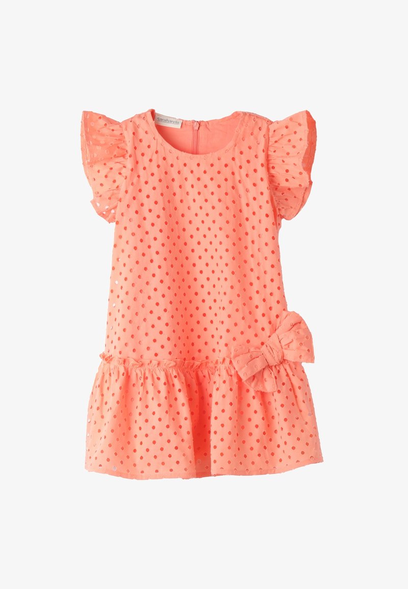 Vestido de coral con mangas cortas y con volantes, patrón de lunares y un lazo en la cintura. Falda acampanada con dobladillo fruncido. Cierre con cremallera en la parte posterior.