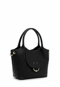 Sort lædertaske med en struktureret overflade, to runde håndtag, en klaplukning og en guldring som accent foran.