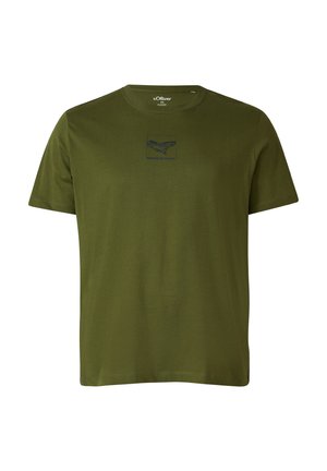 Oliwkowa zielona koszulka z krótkim rękawem i okrągłym dekoltem, z małą czarną grafiką i napisem „s.Oliver” na piersi oraz wewnątrz kołnierza.