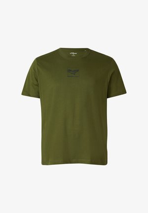Kortärmelig T-shirt in olijfgroen met ronde hals, kleine zwarte afbeelding en tekst "s.Oliver" op de borst en aan de binnenkant van de halslijn.