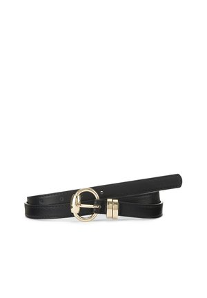 Schwarzer Ledergürtel mit rundem goldfarbenem Schnallenverschluss und zwei kleinen goldfarbenen Schlaufen, ordentlich auf weißem Hintergrund aufgewickelt.