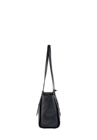 Borsa a tracolla in pelle nera strutturata vista di lato, con due lunghe spalline e chiusura superiore con zip.