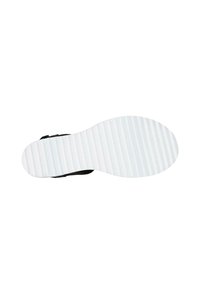 Sandalia negra con parte superior texturizada negra y suela de goma blanca con ranuras horizontales para mayor tracción.