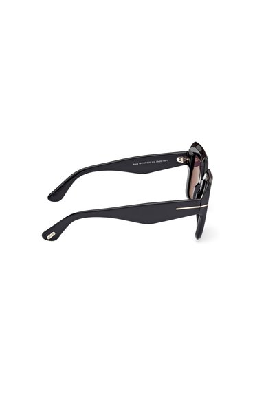 Schwarze Sonnenbrille mit einem eleganten rechteckigen Rahmen und kantigen Bügeln, die eine dezente silberne Akzentuierung an den Schläfen und getönte Gläser aufweist.