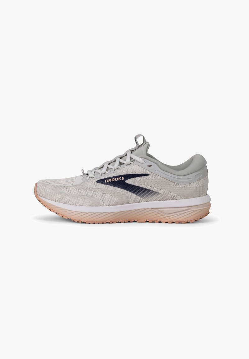 Chaussure de course Brooks gris clair avec lacets blancs, dessus en mesh, logo noir et semelle beige texturée vue de côté.
